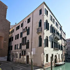 Ca' Foscolo Apartahotel